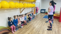 Koť&aacute;tka cvič&iacute; v z&aacute;žitkov&eacute; tělocvičně v R&aacute;kosničku