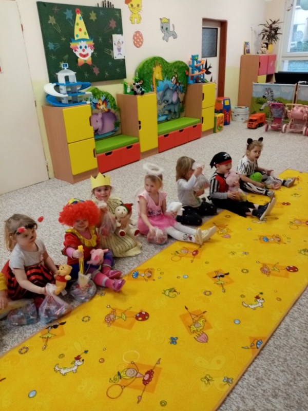 Hola, děti, pojďte d&aacute;l, dneska m&aacute;me karneval!