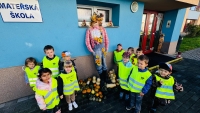 Beru&scaron;ky pracuj&iacute; na podzimn&iacute; zahradě