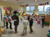 Mot&yacute;lci cvič&iacute; s overbaly