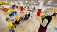 Koť&aacute;tka cvič&iacute; v z&aacute;žitkov&eacute; tělocvičně R&aacute;kosn&iacute;ček