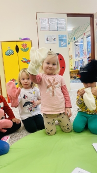 To je zima, toto zebe co si asi obl&eacute;kneme - Koť&aacute;tka se učila v zimě vhodně obl&eacute;kat