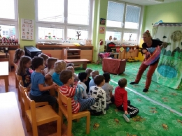 Divadlo s Cep&iacute;kem v Sovičk&aacute;ch - Každ&eacute; j&iacute;dlo, kter&eacute; m&aacute;me, aspoň trochu ochutn&aacute;me