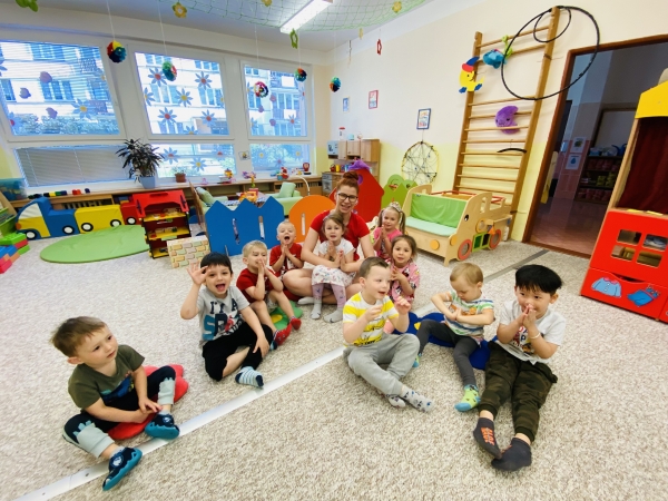 Koť&aacute;tka cvič&iacute; j&oacute;gu