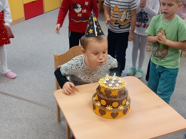 Mot&yacute;lci slav&iacute; narozeniny kamar&aacute;da