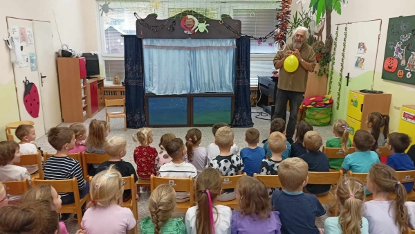 Sovičky sleduj&iacute; divadeln&iacute; poh&aacute;dku