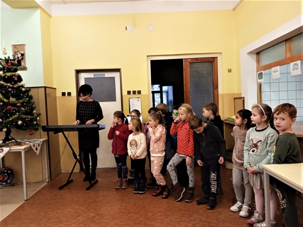 Mot&yacute;lci zazp&iacute;vali pan&iacute;m kuchařk&aacute;m