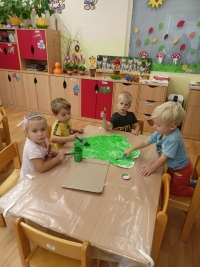 Koť&aacute;tka tvoř&iacute; jabloně s jabl&iacute;čky